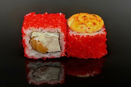 Запеченный ролл с лососем и куриной грудкой