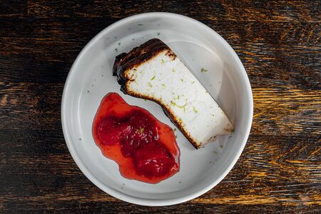 Чизкейк Сан-Себастьян с клубничным конфитюром