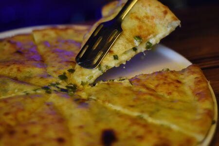 Пирог с сыром и зелёным луком