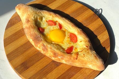 Хачапури по-аджарски с томатами