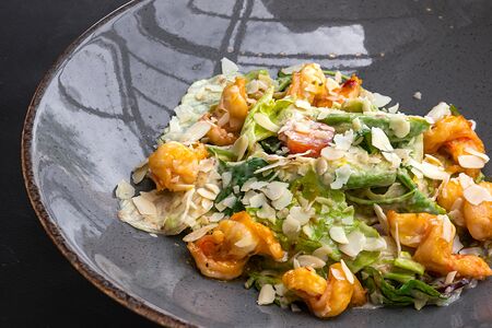 Салат с креветкой и соусом манго