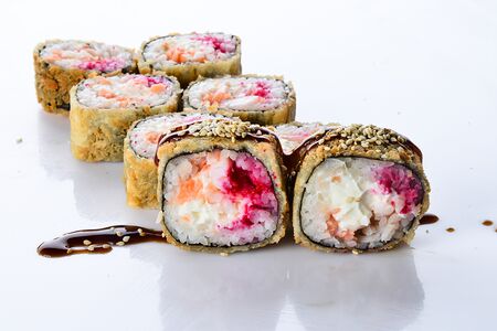 Теплый ролл Тобико в темпуре