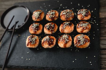 Запеченный ролл с лососем