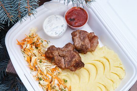 Свинина с картофельным пюре и капустным салатом