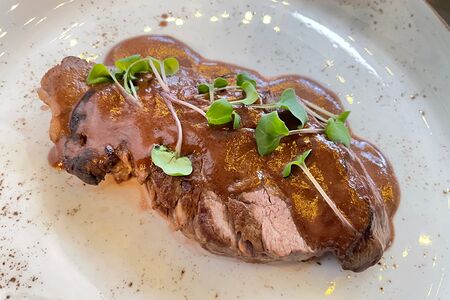 Стейк из говяжьей вырезки в перечном соусе