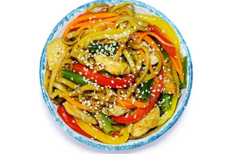 Удон с курицей в кисло-сладком соусе