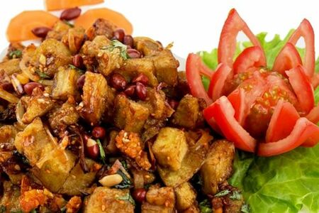 Салат из жареных баклажанов с арахисом и паприкой