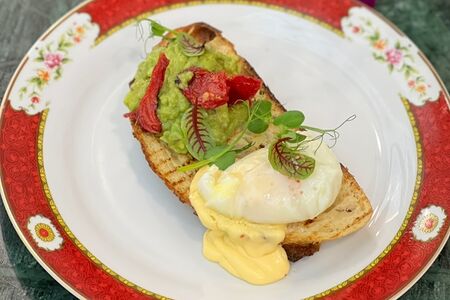 Брускетта с гуакамоле, яйцом пашот и голландским соусом