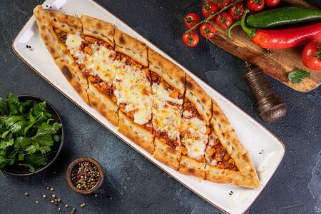 Пиде с говядиной и сыром