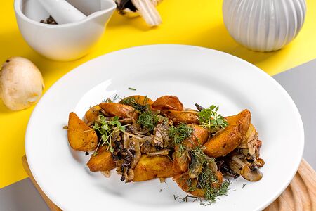 Картофель по-деревенски с шампиньонами и луком