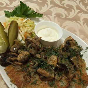 Драники с ушами свиными, со сливочным соусом