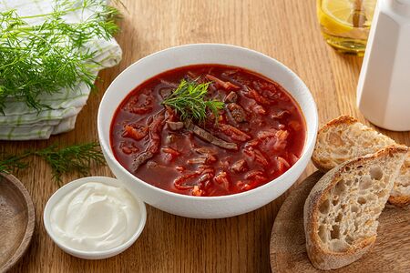 Борщ с говядиной, со сметаной и хлебом