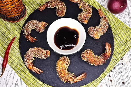 Креветки в кляре и с соусом