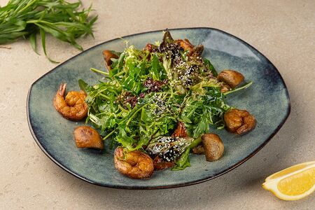 Теплый салат с тигровыми креветками