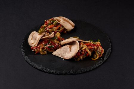 Салат мангал с томленым языком