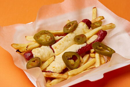 Картофель фри с сосиской, сыром и халапеньо