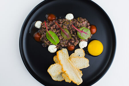 Тартар из телятины с чипсами из подкопченной чиабатты