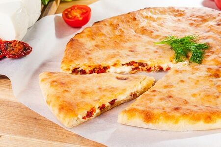 Осетинский пирог с сыром, картофелем и помидорами