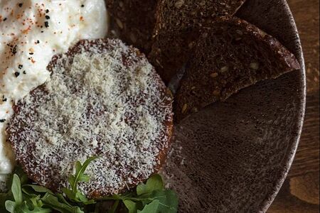 Тартар из говядины с муссом из пармезана