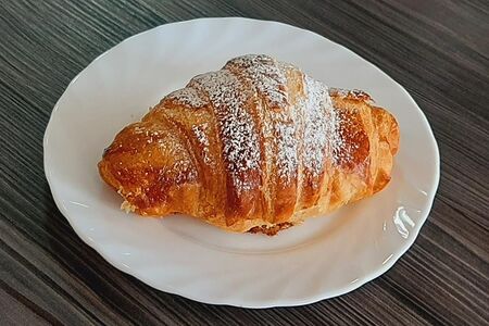 Круассан сдобный с малиновым джемом