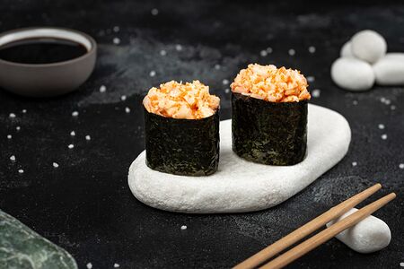 Гункан с креветкой