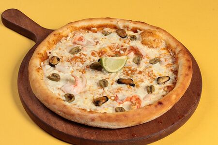 Пицца Том ям с морепродуктами Средняя