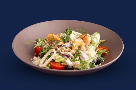 Теплый салат с морепродуктами