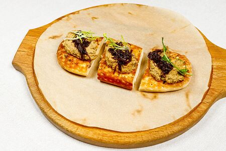 Брускетта с паштетом из куриной печени и луковым конфитюром