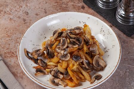 Картофель, жаренный с грибами