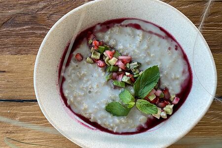 Овсяная каша с авокадо и клубникой