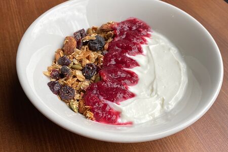 Гранола с йогуртом и вишневым джемом