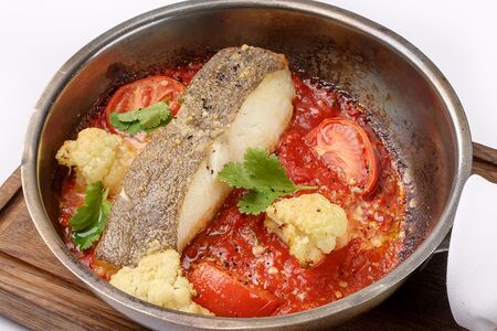 Палтус в томатах с цветной капустой