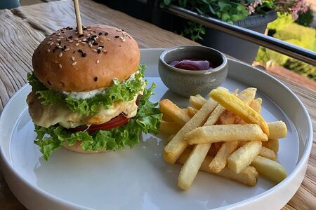 Бургер с цыпленком и фирменным соусом