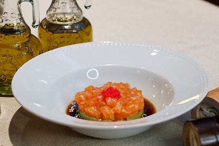 Тартар из лосося с гуакамоле и соусом юдзу