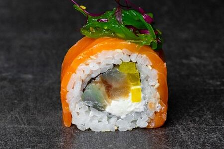 Ролл Лосось и маринованный сибас