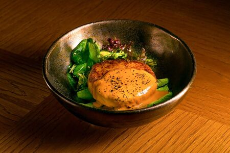 Краб-кейк с соусом из запеченных перцев