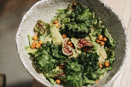 Салат Цезарь с vegan пармезаном