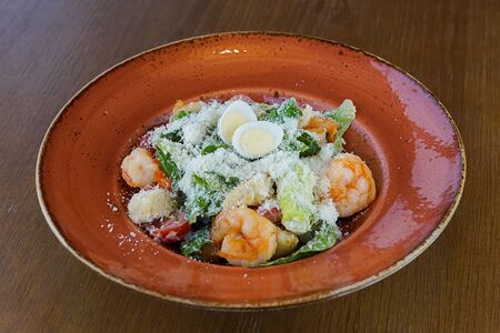 Салат Цезарь с тигровыми креветками