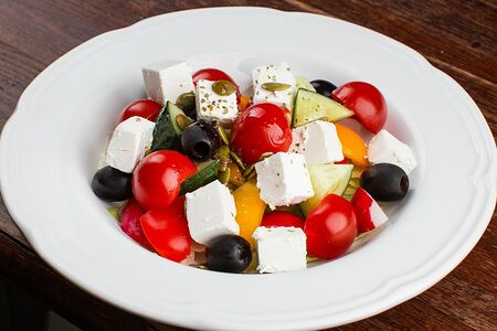 Овощной салат с сыром фета