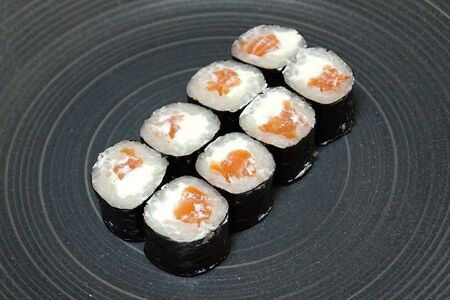 Ролл с лососем и Филадельфией малый