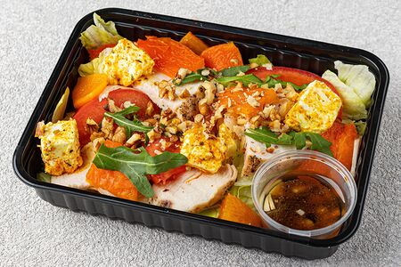 Салат с печеными перцами, филе цыпленка и фетой