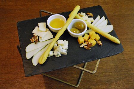 Тарелка сыров с медом и оливками