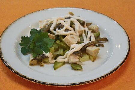 Салат из курицы с грибами