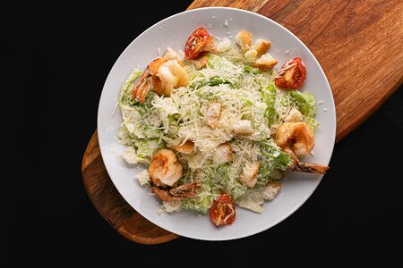 Салат Цезарь с креветками