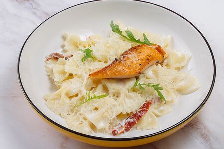 Фарфалле с лососем