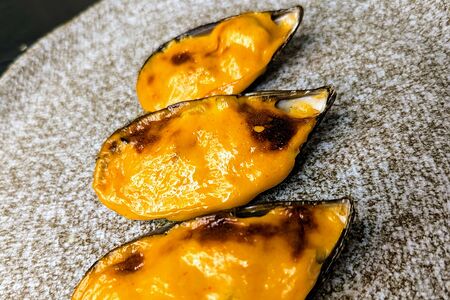 Запеченные мидии под соусом спайси