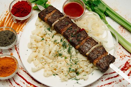 Нежный шашлык с макаронами