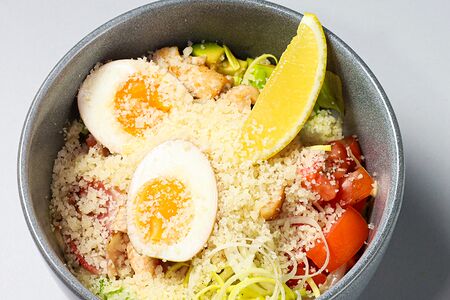 Салат с авокадо, курицей и беконом