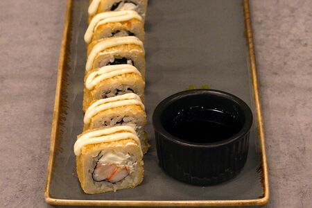 Горячий ролл Цезарь с креветкой