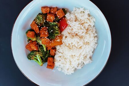 Тофу с брокколи в кисло-сладком соусе (веган)